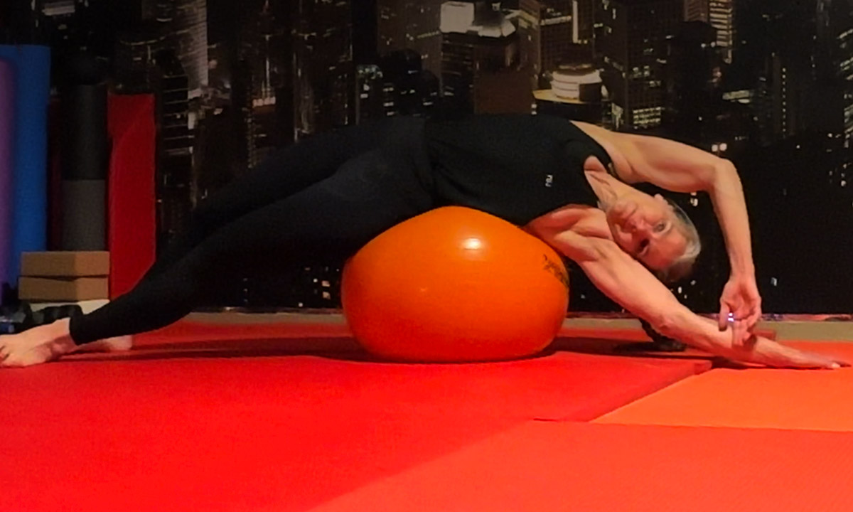 *OHA-FIT.DE* – Pilates- und Fitnesstraining in Oberhaching.Gymanstikball Sidebend Relax
